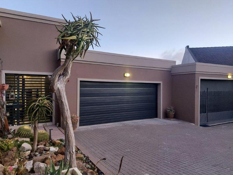 To Let 4 Bedroom Property for Rent in Van Riebeeckshof Western Cape